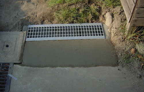 愛知県名古屋市北区B様邸｜水溜まりを解消するため側溝とグレーチングを設置しコンクリートで仕上げた施工後の様子