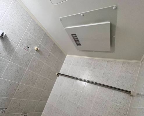 浴室暖房取替後の天井と浴室全体の仕上がり状況