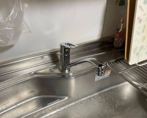 操作レバー付きキッチン水栓の施工前の近接写真