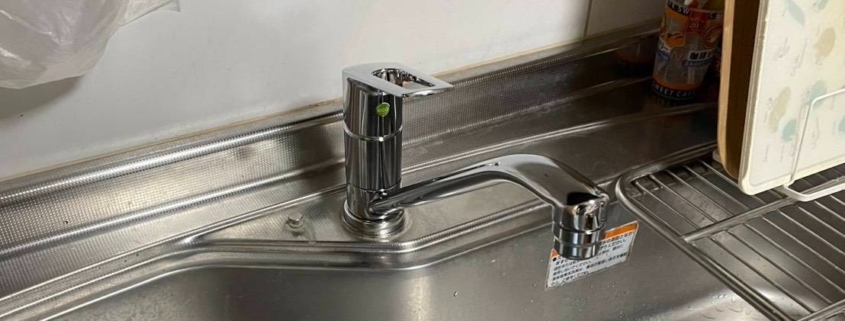 操作レバー付きキッチン水栓の施工前の近接写真