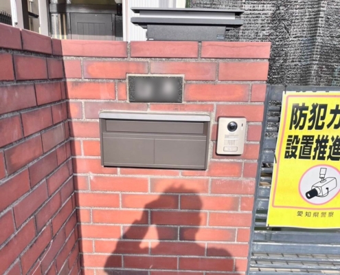 新しいポストとテレビドアホンが設置されたレンガ門柱の施工後状況