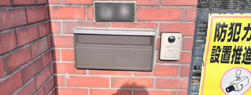 新しいポストとテレビドアホンが設置されたレンガ門柱の施工後状況