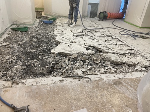 既存土間コンクリートの厚み不足と破断状況を確認している名古屋市中区鶴舞の店舗床