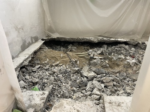 土間撤去後に床下の状態を確認している店舗内補修工事の様子