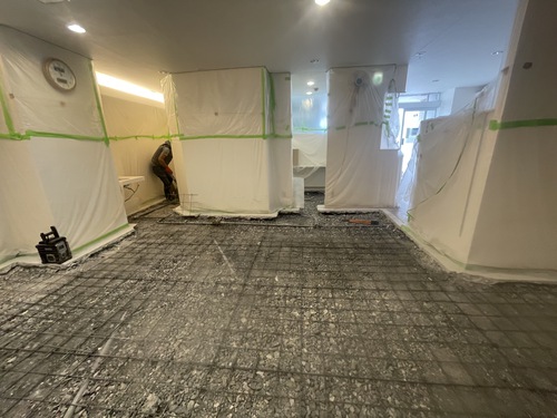 店舗内の土間補修工事でワイヤーメッシュを敷設し配筋を行った様子