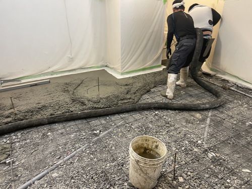 土間コンクリートをポンプ圧送して流し込んでいる名古屋市中区鶴舞の店舗補修工事