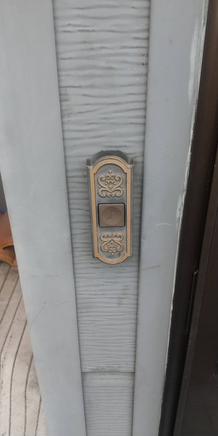 愛知県丹羽郡扶桑町の戸建て住宅に設置された交換前の玄関チャイム押釦