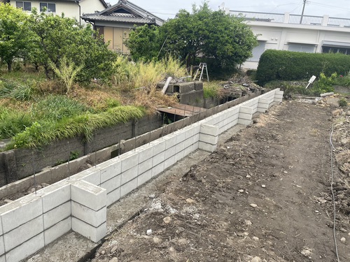 愛知県小牧市でブロック土留めを施工している造成工事中の様子
